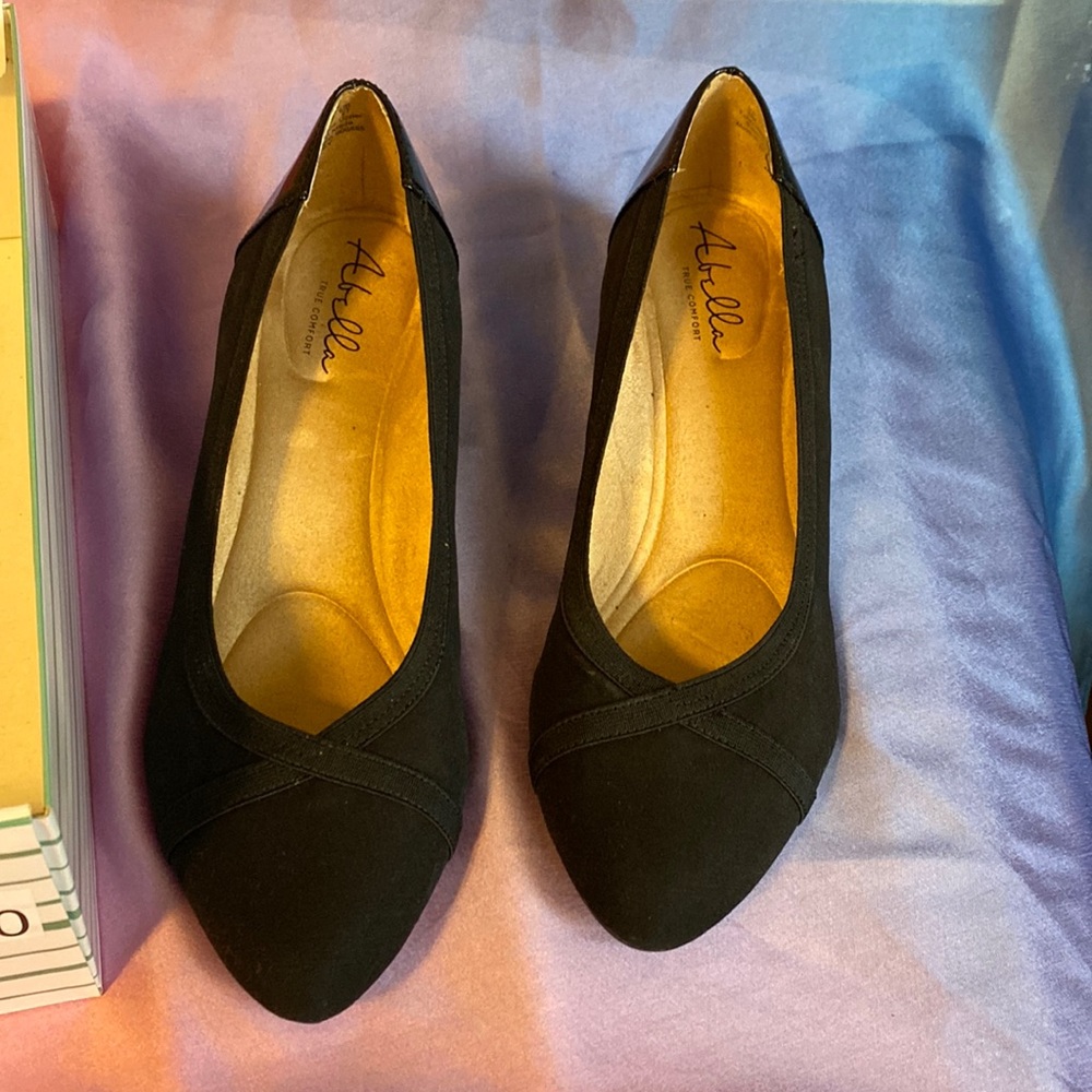 Abella True Comfort low wedge heels. Style: Honey. Sz: 10M.